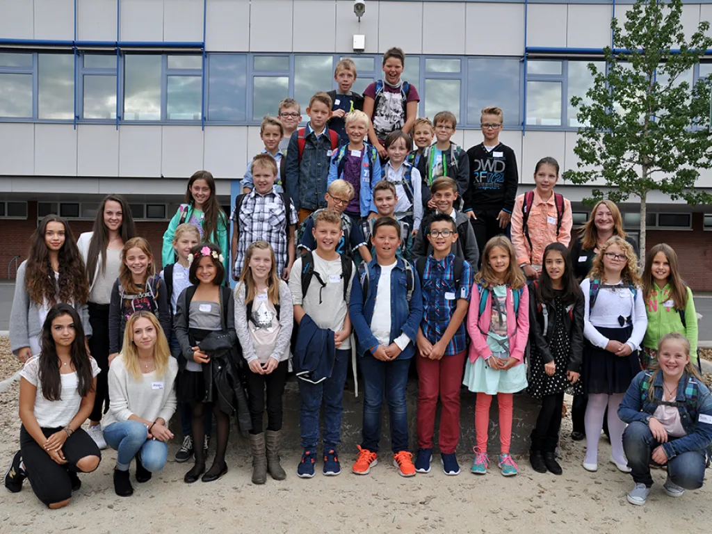 Klassenfoto einer neuen fünften Klasse mit Namensschildern.